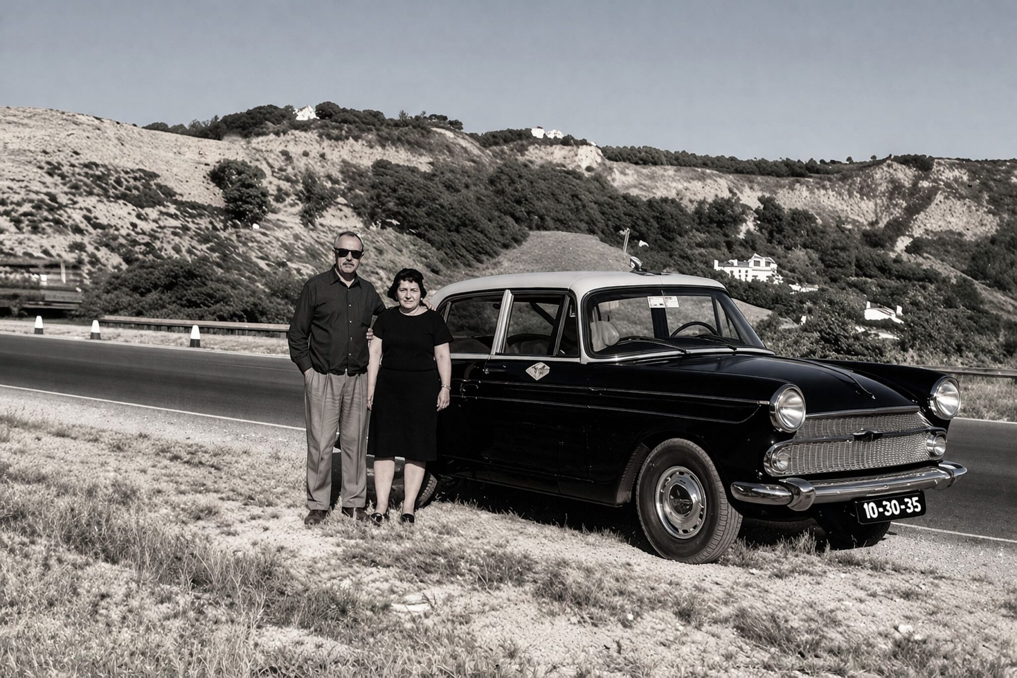 Casal vintage à beira da estrada