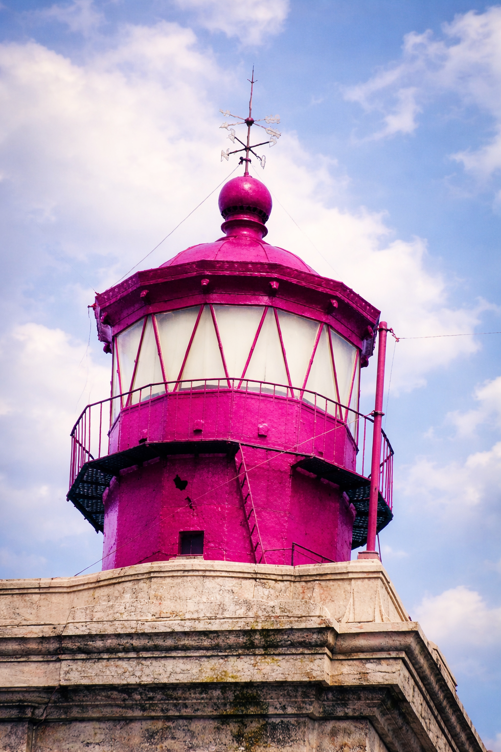 Farol rosa com cúpula decorada