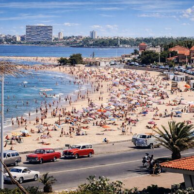 Praia animada com carros clássicos