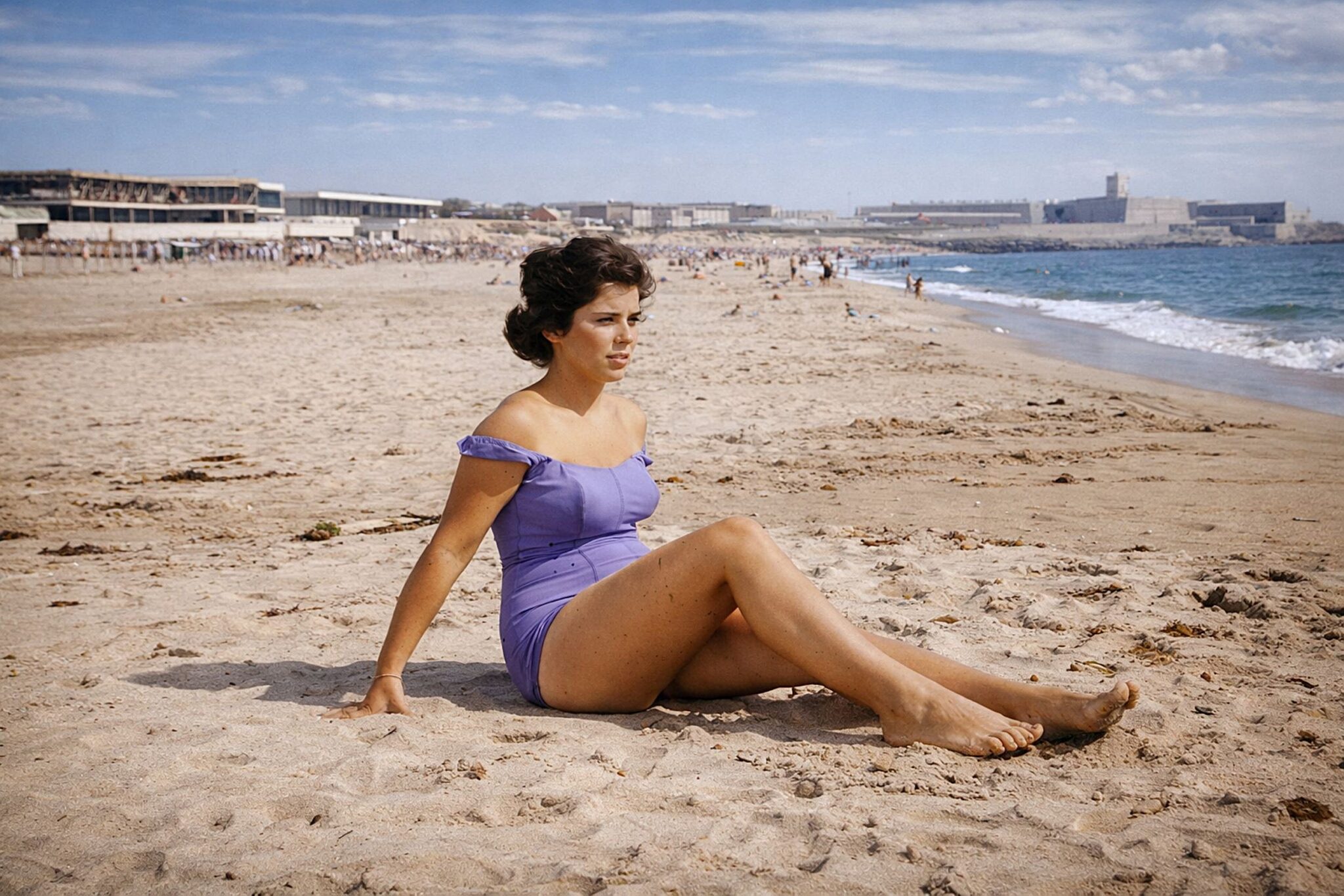 Mulher na praia com traje de banho