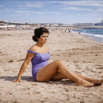 Mulher na praia com traje de banho