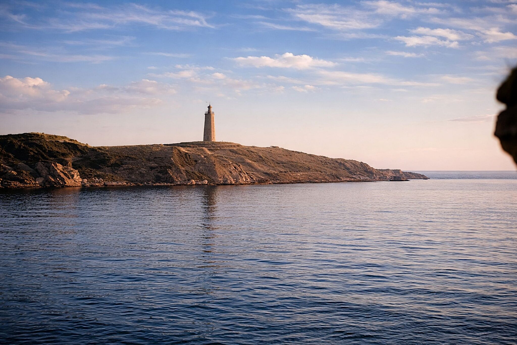 Farol na costa ao entardecer