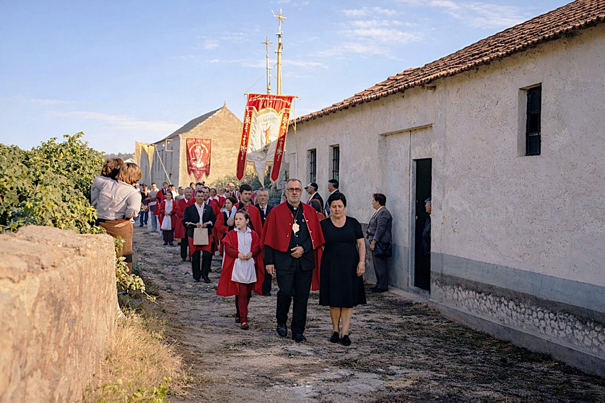 Procissão religiosa na aldeia tranquila