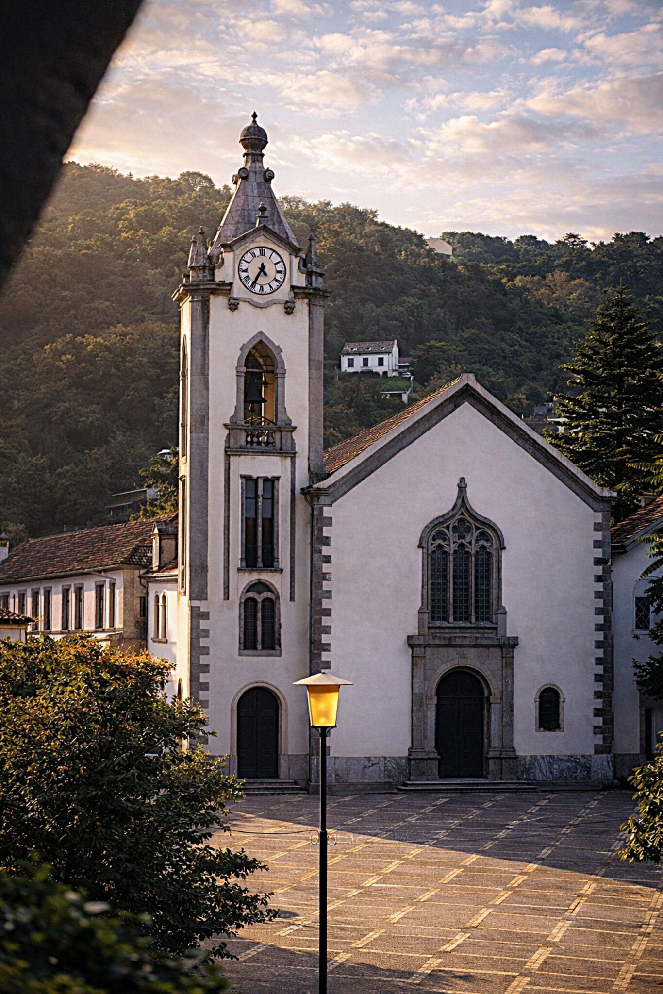 Igreja branca ao entardecer na colina