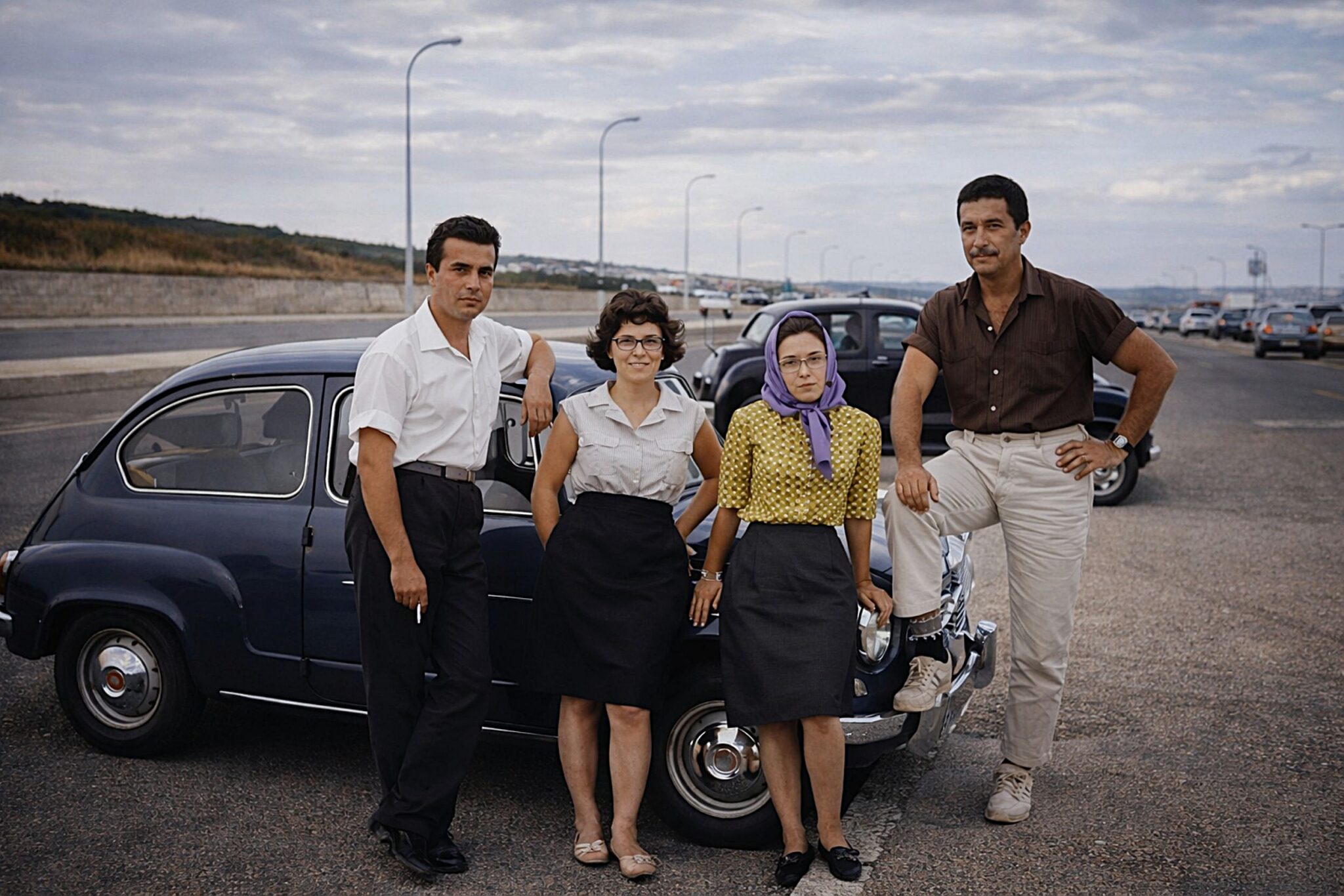 Grupo de amigos ao lado do carro vintage
