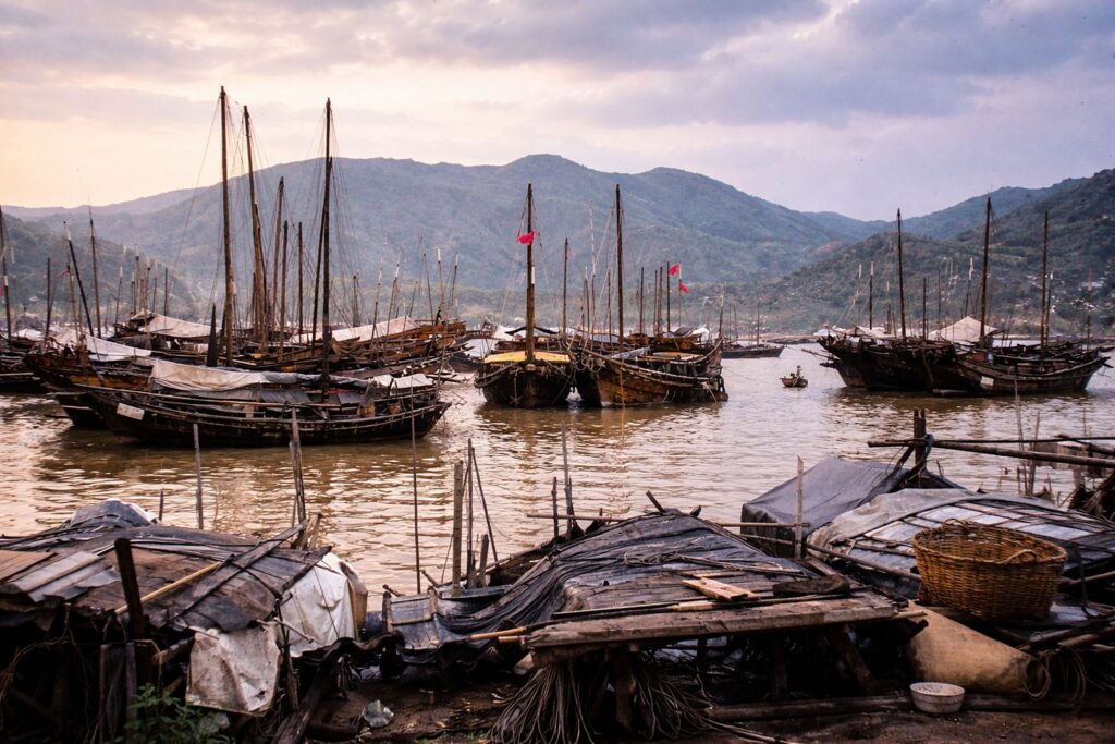 Porto de pesca tradicional ao amanhecer