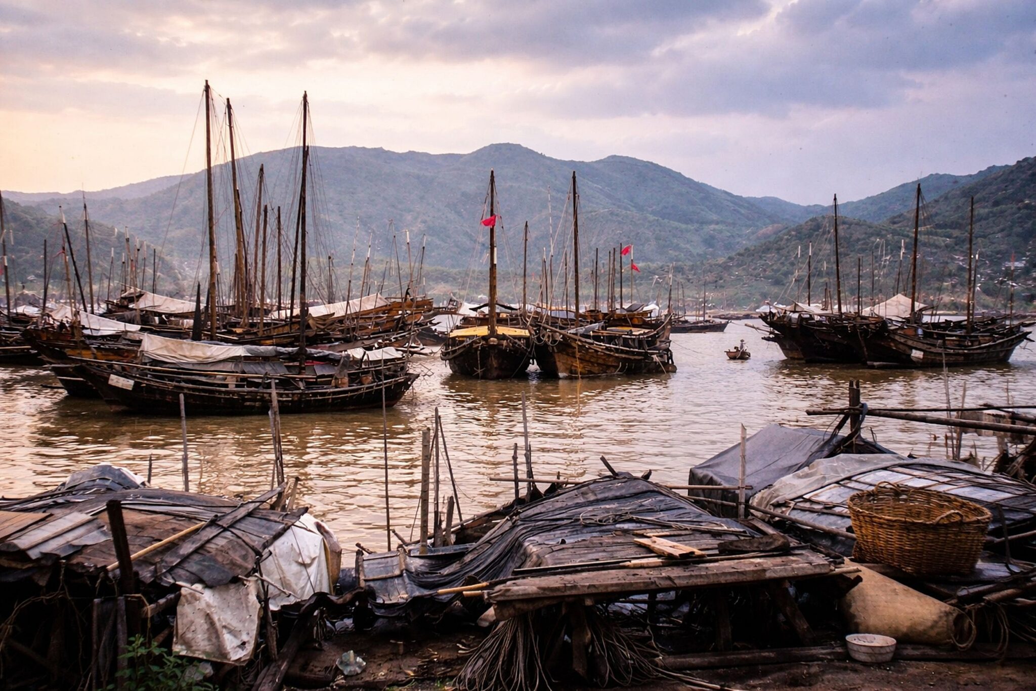Porto de pesca tradicional ao amanhecer
