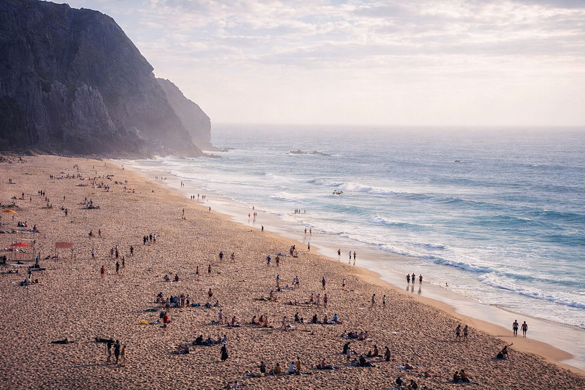 Praia tranquila com ondas suaves