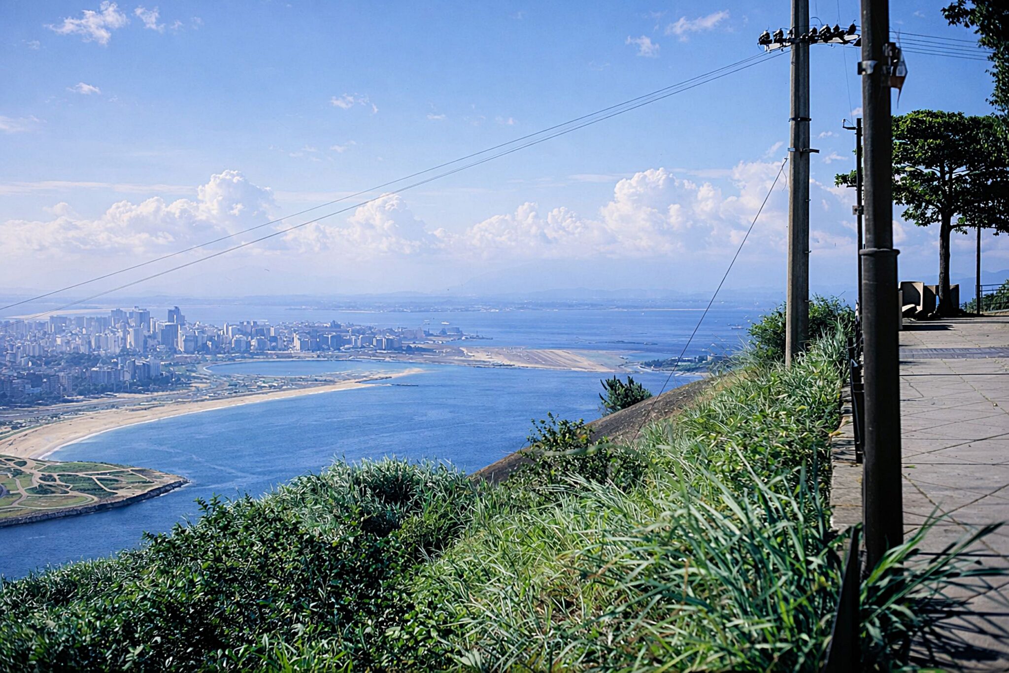 Paisagem costeira com cidade atrás