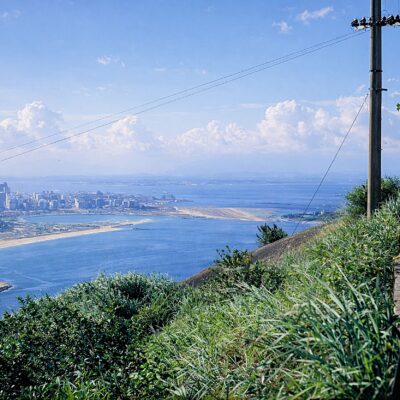 Paisagem costeira com cidade atrás