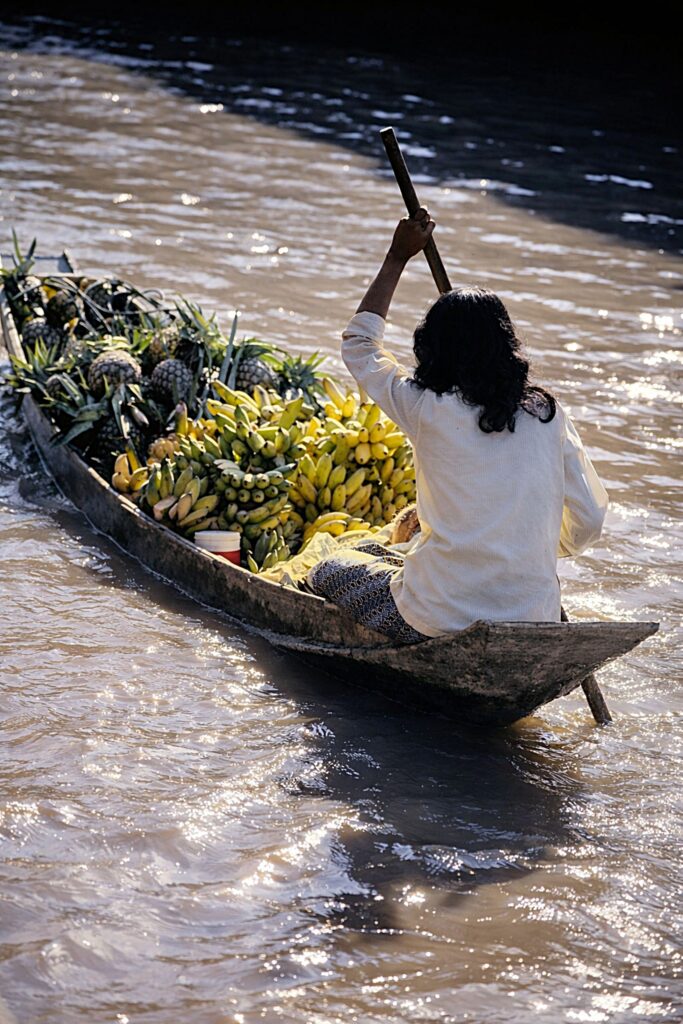 Homem a remar com frutos tropicais