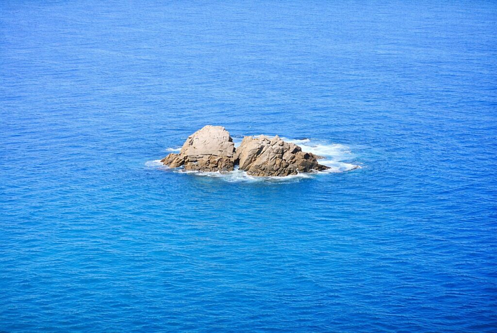 Ilha rochosa no oceano azul