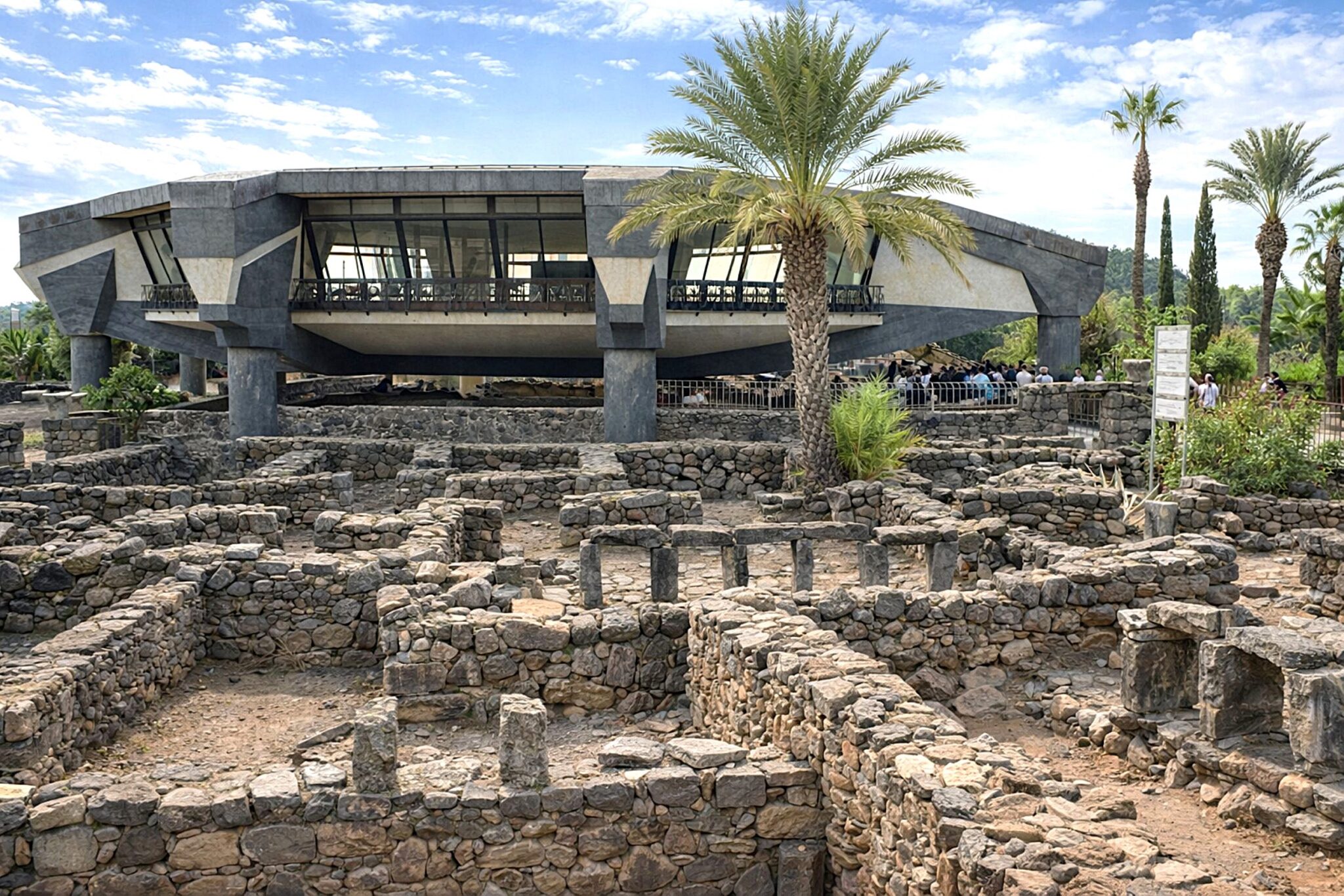 Ruínas antigas e igreja moderna