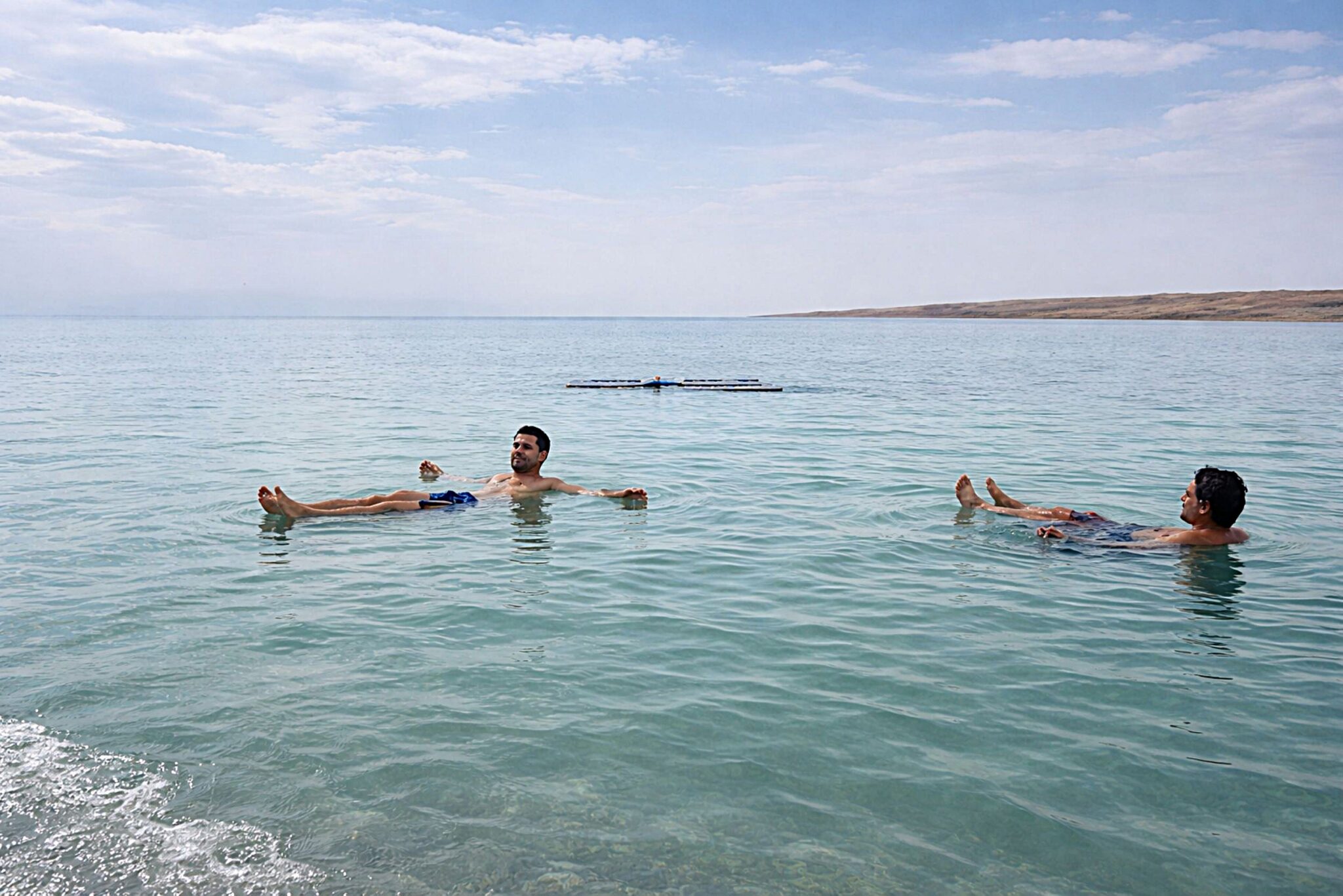 Homens a flutuar nas águas do Mar Morto