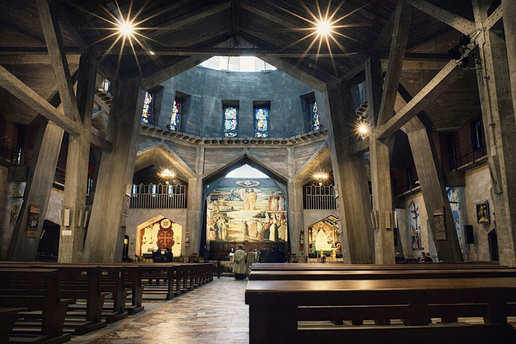 Igreja moderna com detalhes iluminados