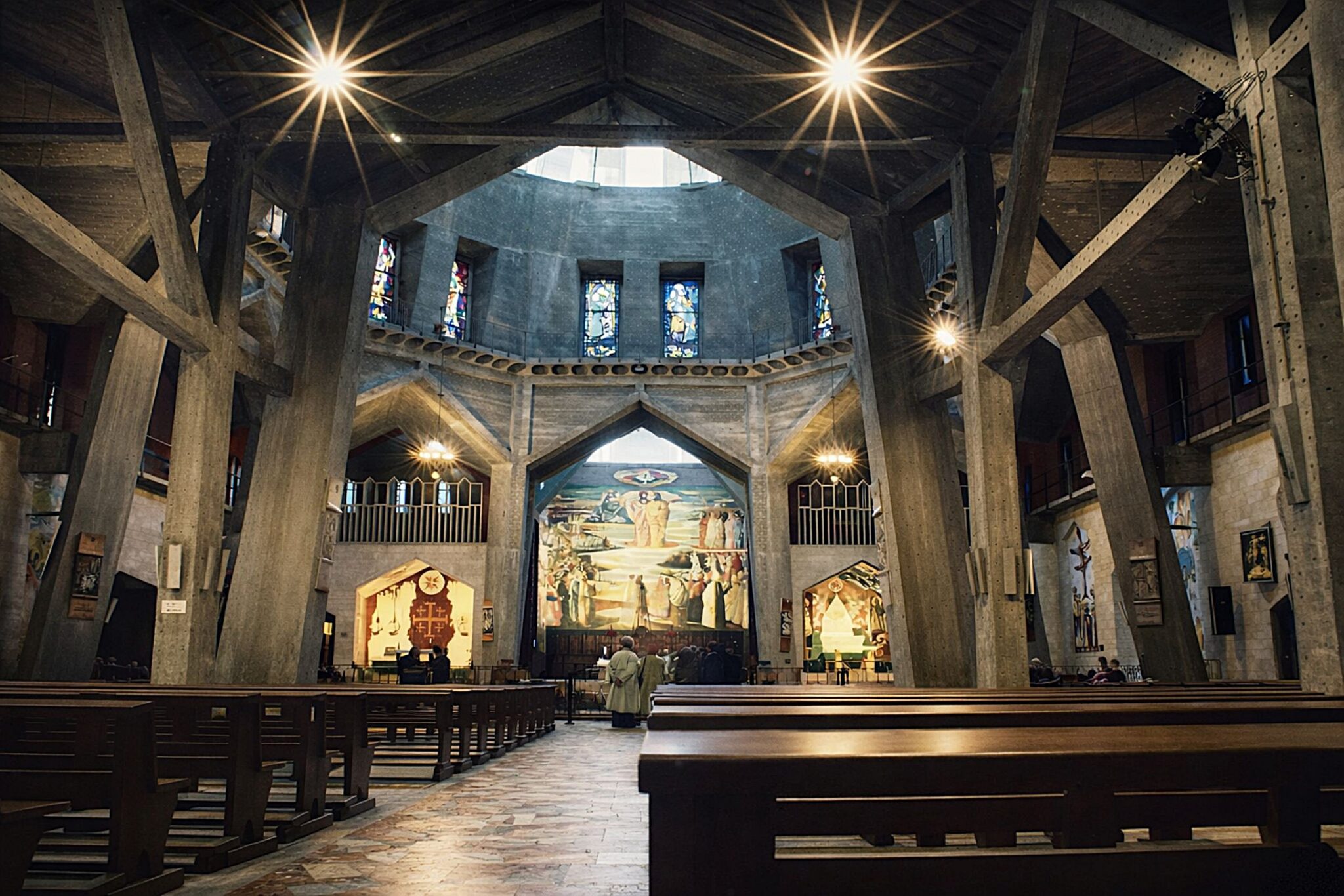 Igreja moderna com detalhes iluminados