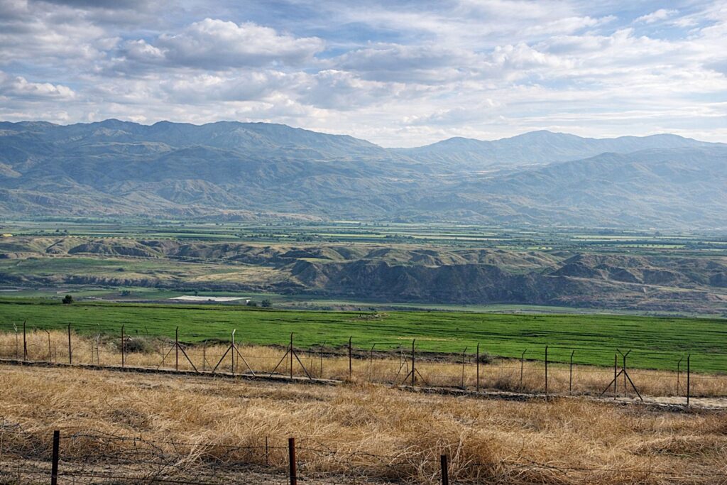 Paisagem rural com montanhas ao fundo