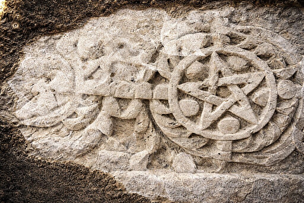 Detalhe em pedra com pentagrama esculpido
