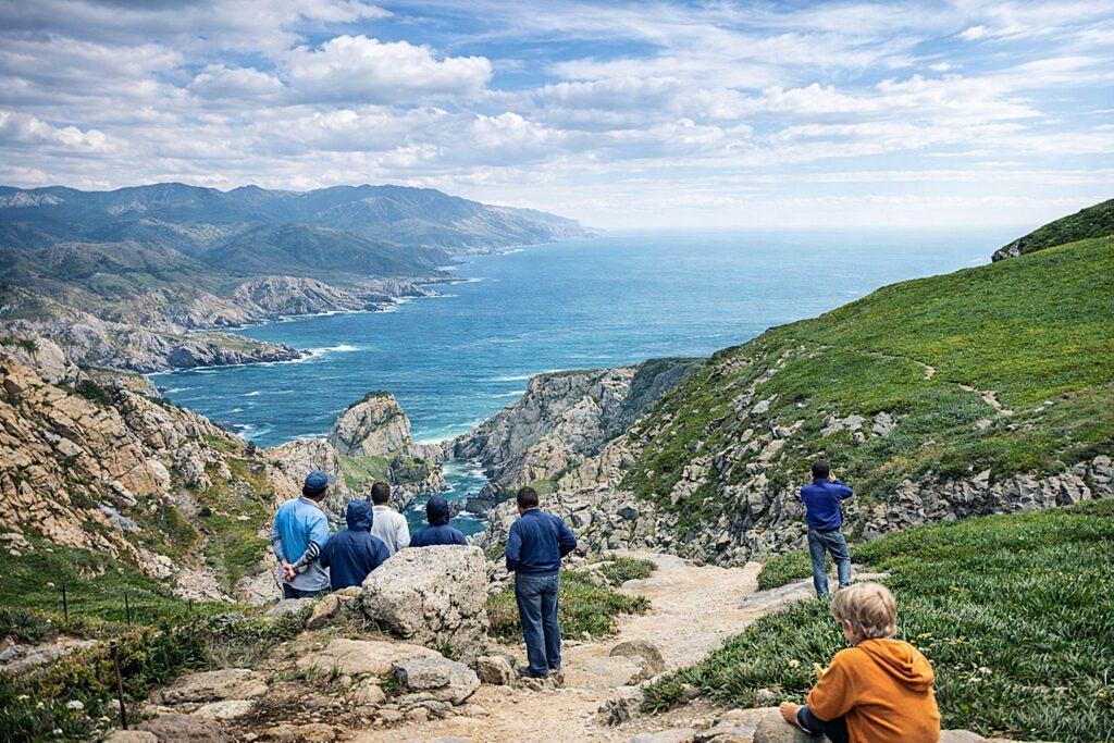 Caminho costeiro com vista para o mar