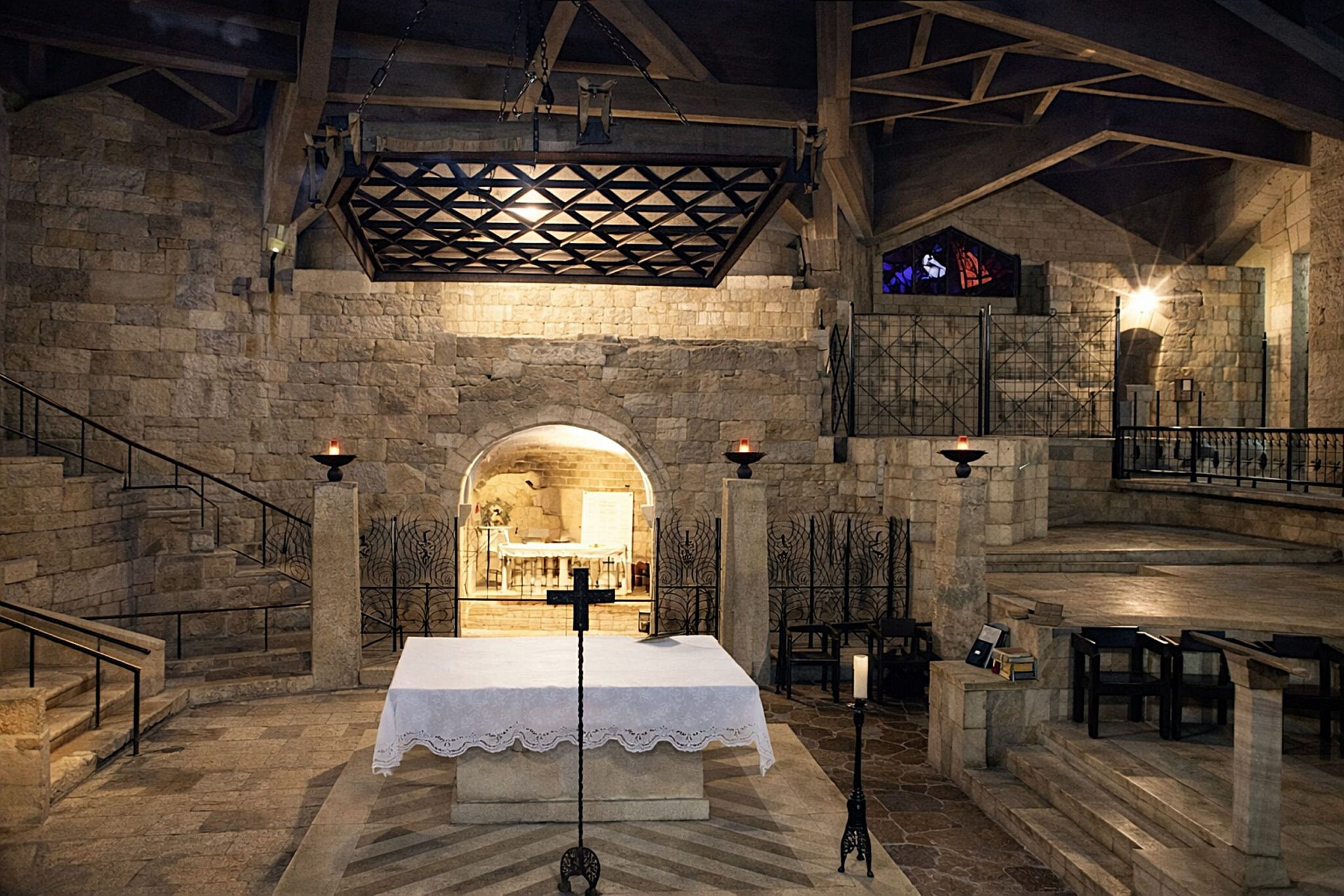 Igreja antiga com elementos modernos