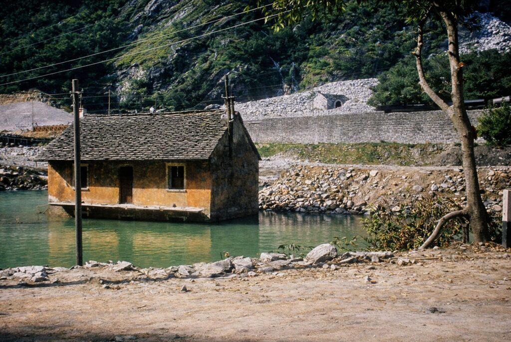 Aldeia alpina com casa submersa