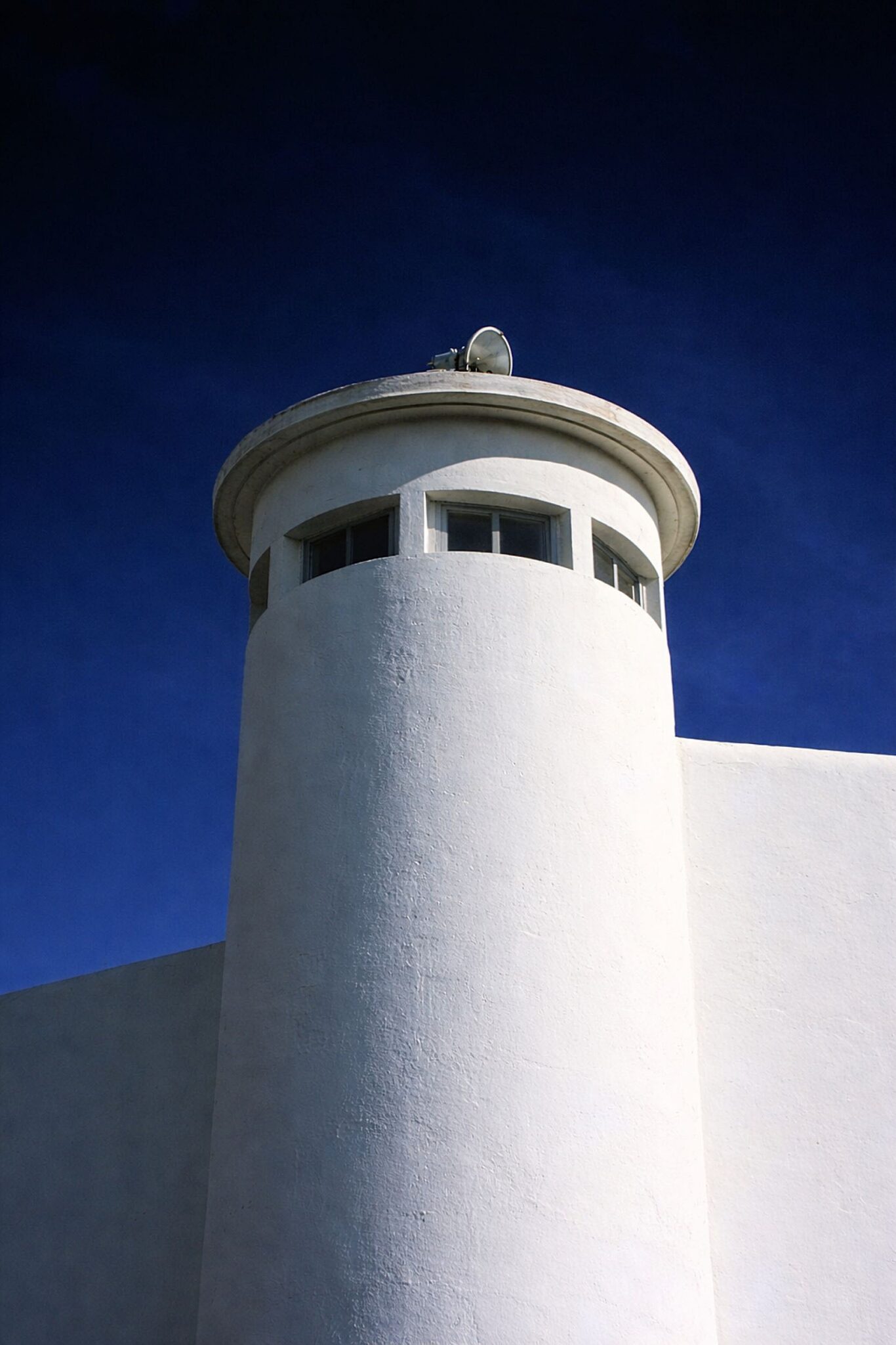 Farol branco ao anoitecer