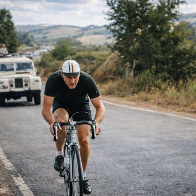 Ciclista vintage em estrada rural