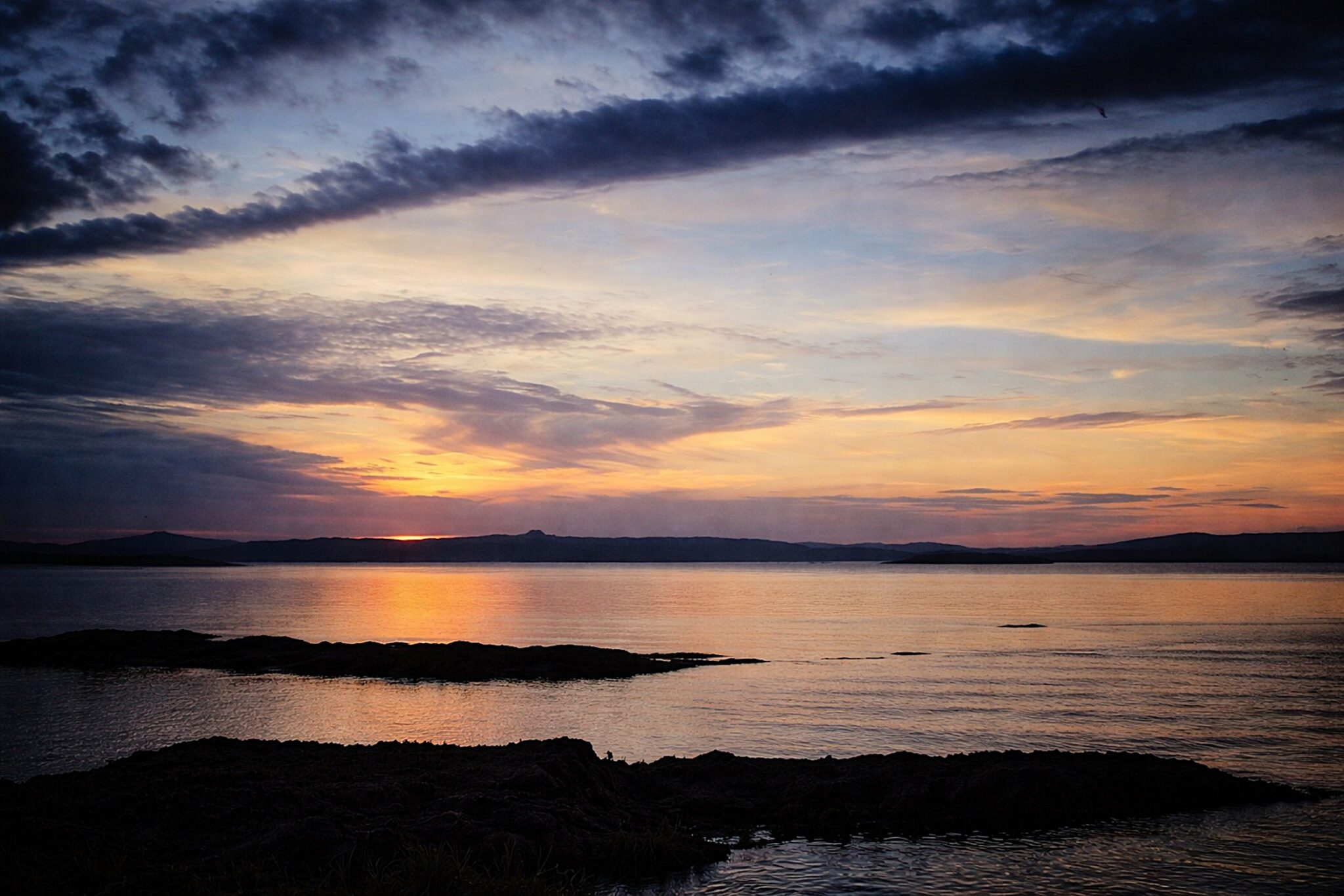 Pôr do sol sobre o mar tranquilo