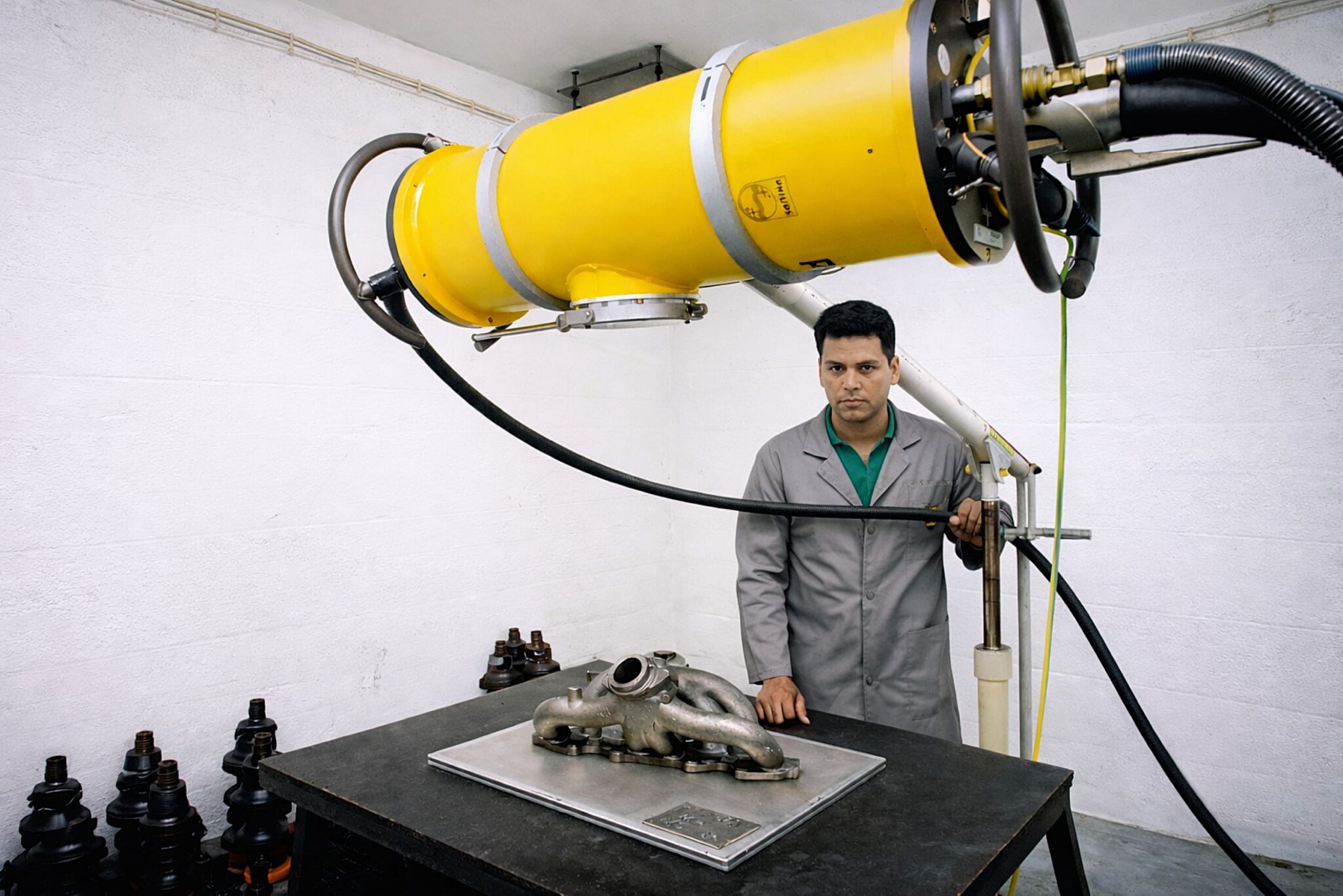Técnico em laboratório com maquinário industrial