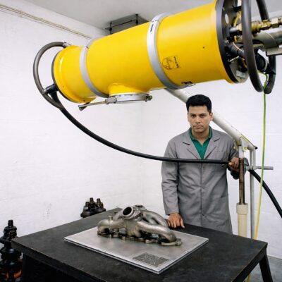 Técnico em laboratório com maquinário industrial