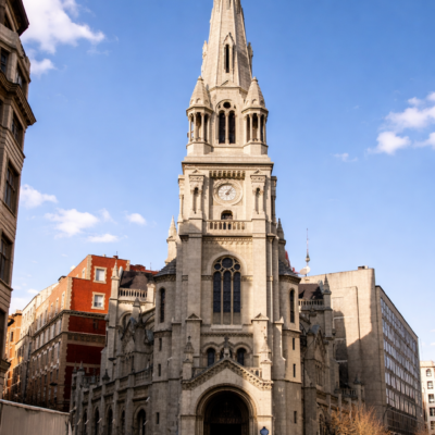 Igreja neo-gótica sob céu azul