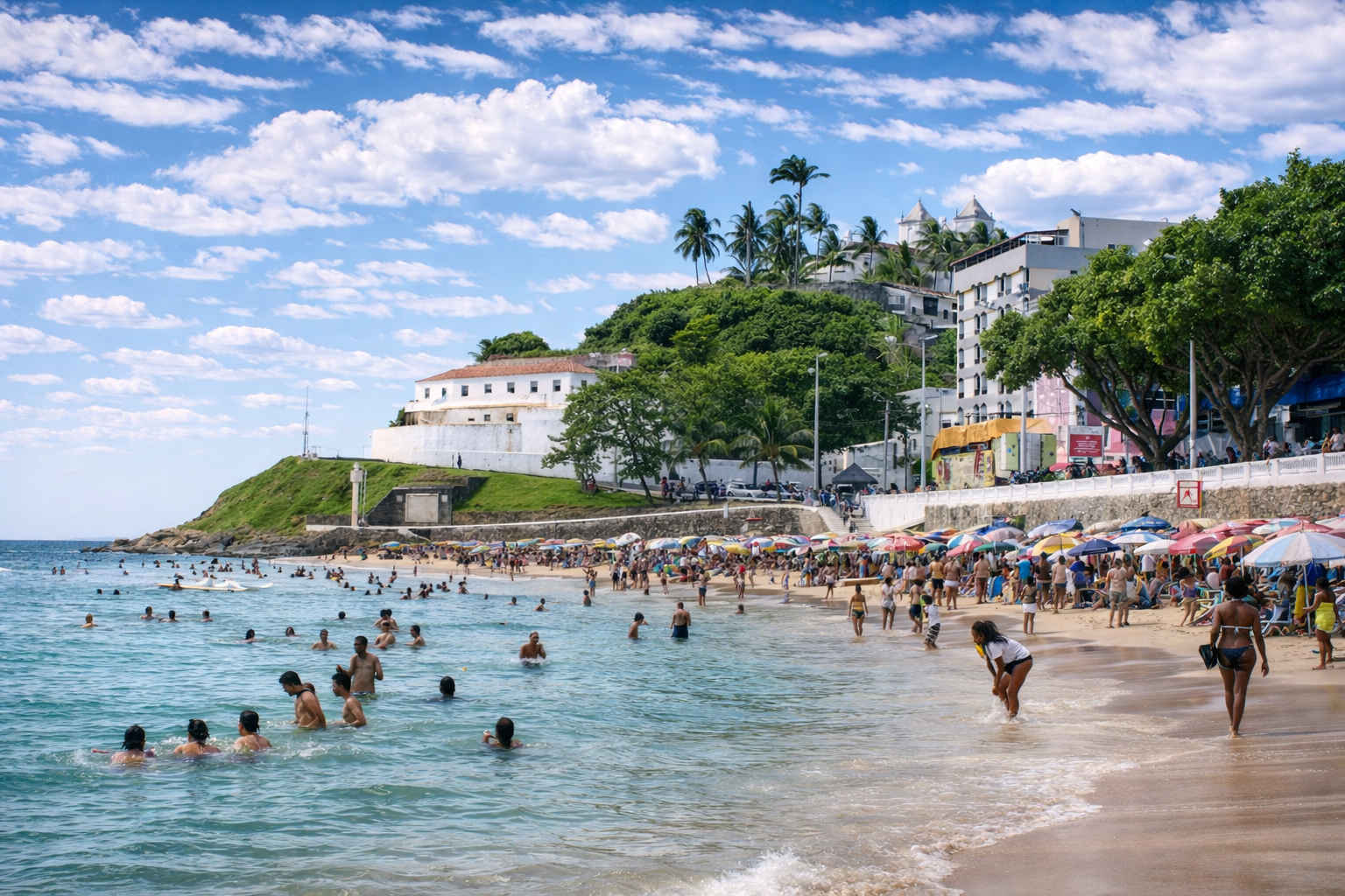 Praia brasileira com fortaleza histórica