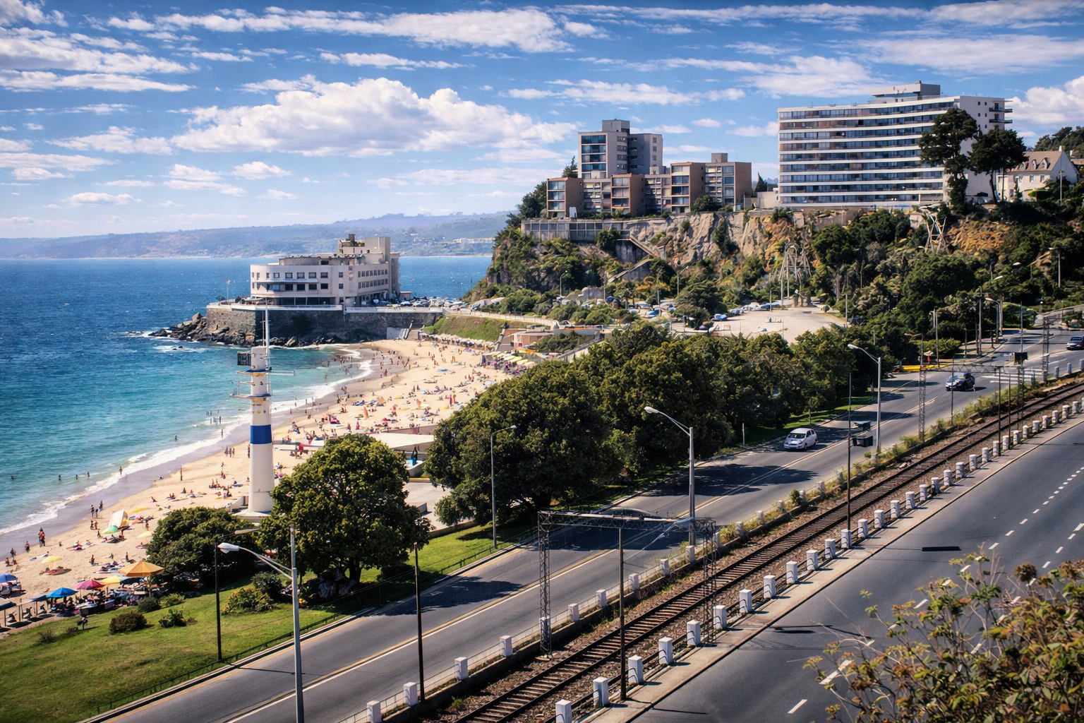 Vista costeira com praia e farol