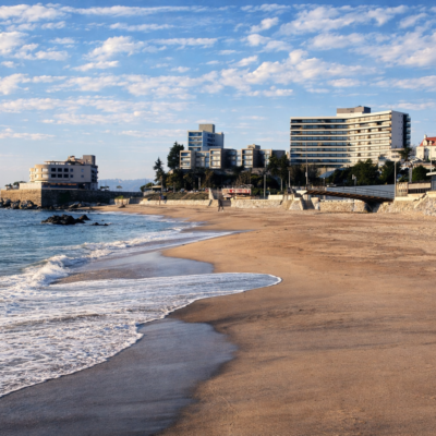 Praia urbana ao entardecer