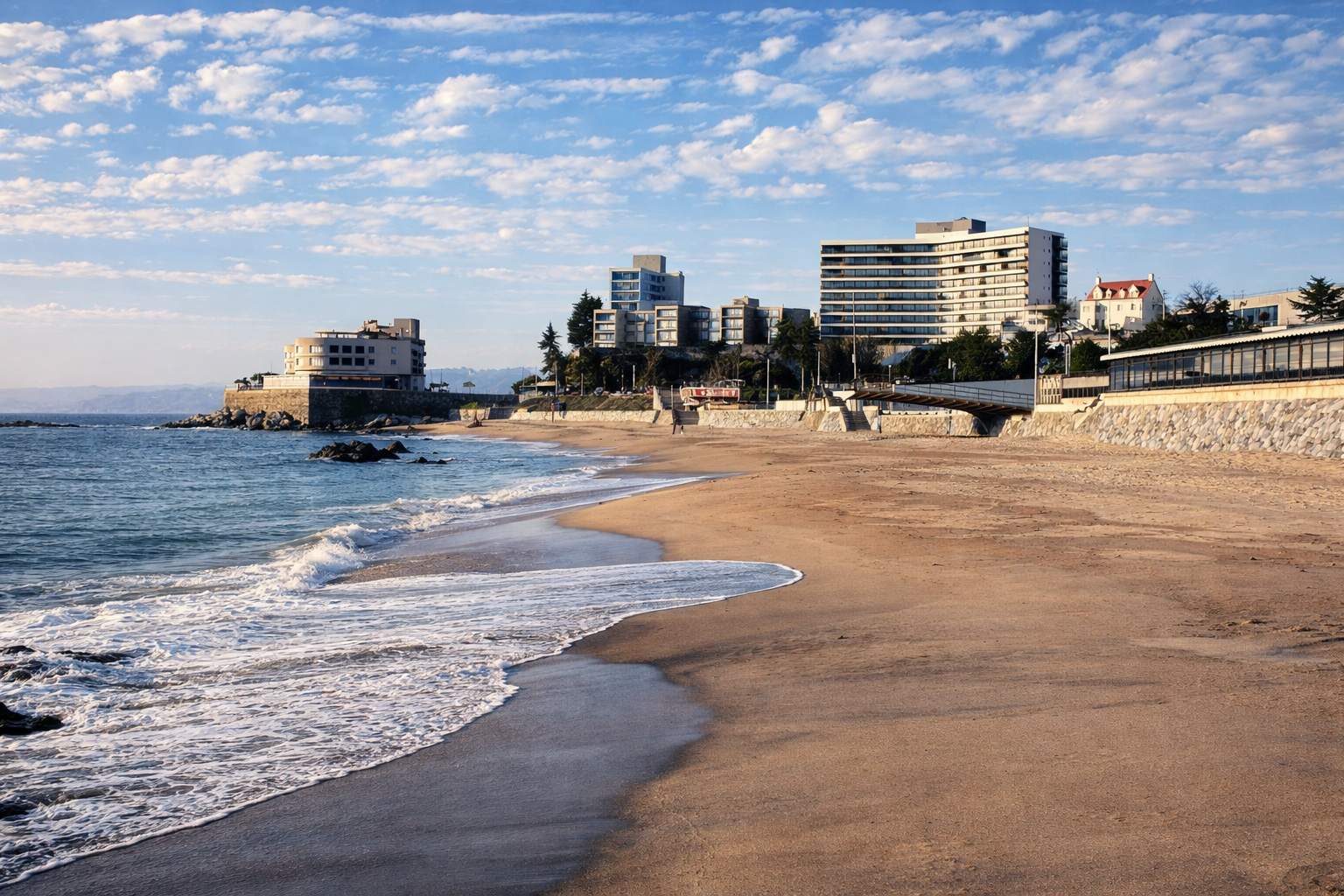 Praia urbana ao entardecer