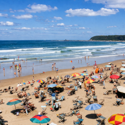 Praia ensolarada com um mar vibrante