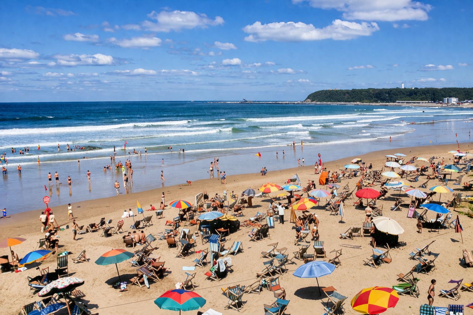 Praia ensolarada com um mar vibrante