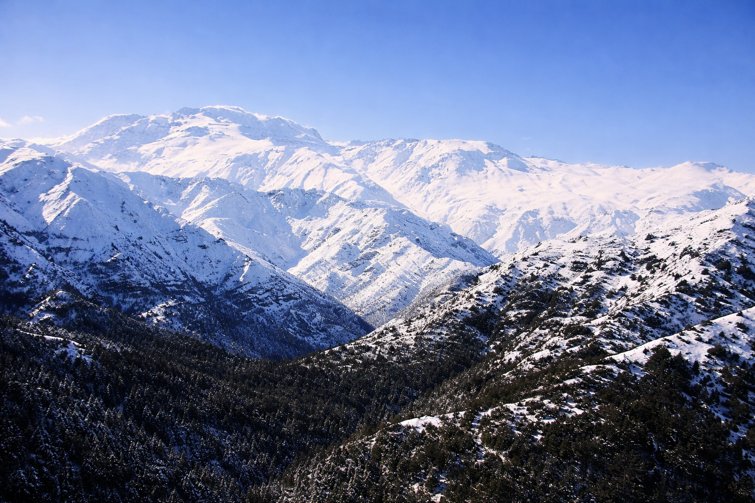 Panorâmica das montanhas nevascas