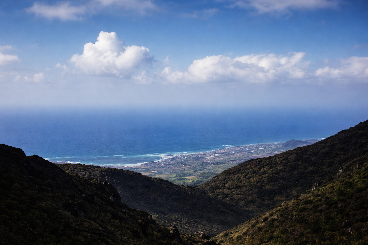Vista panorâmica da costa e cidade