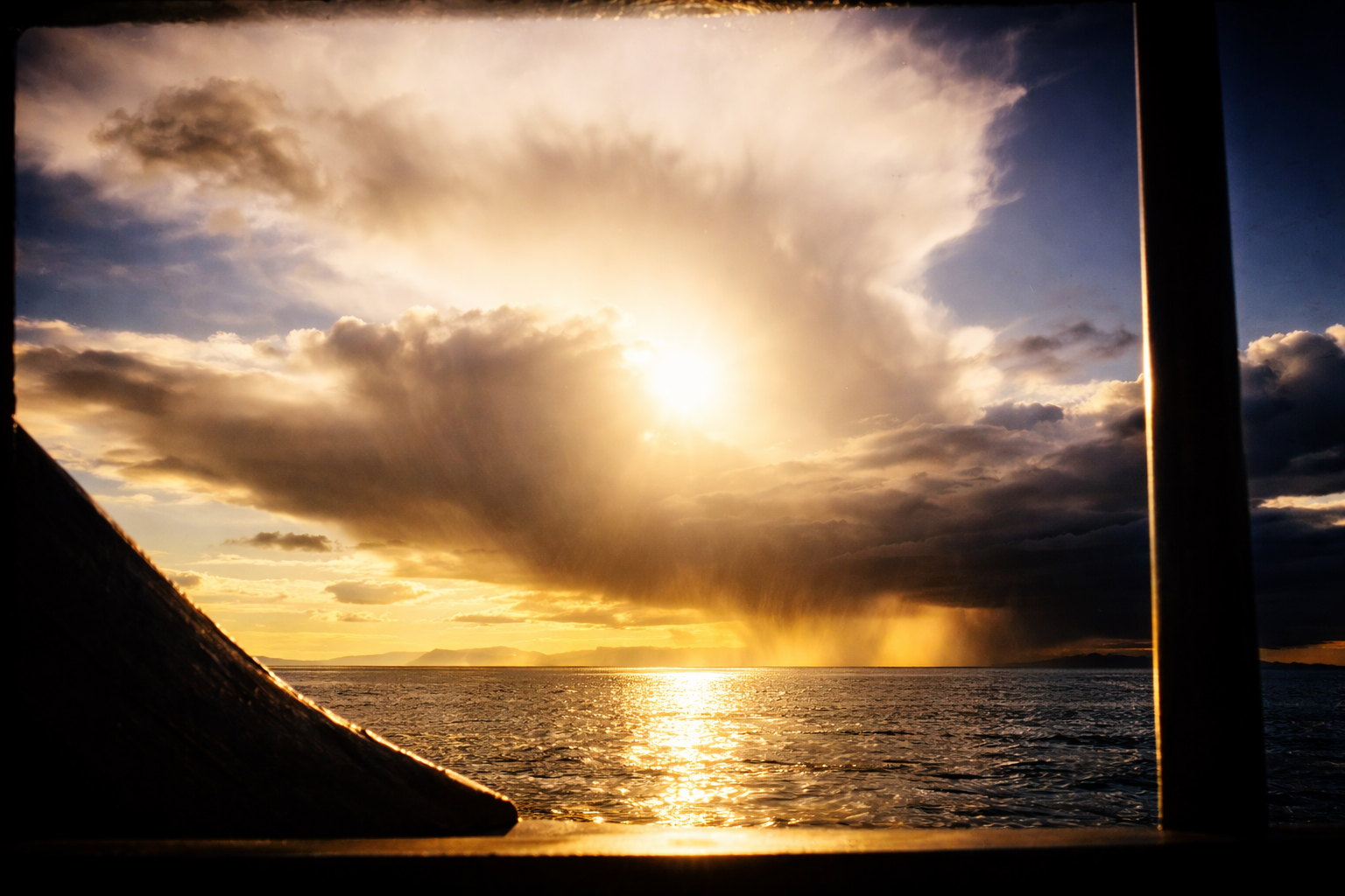 Céu dramático sobre o mar ao entardecer