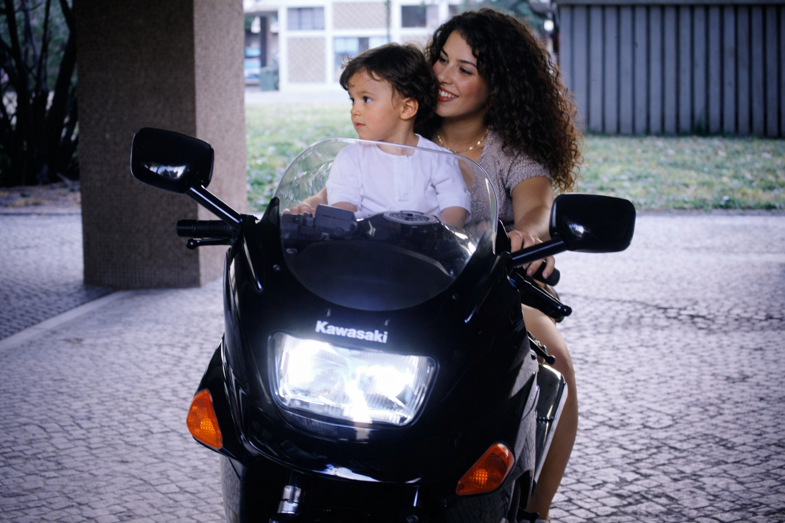 Mãe e filho na moto Kawasaki