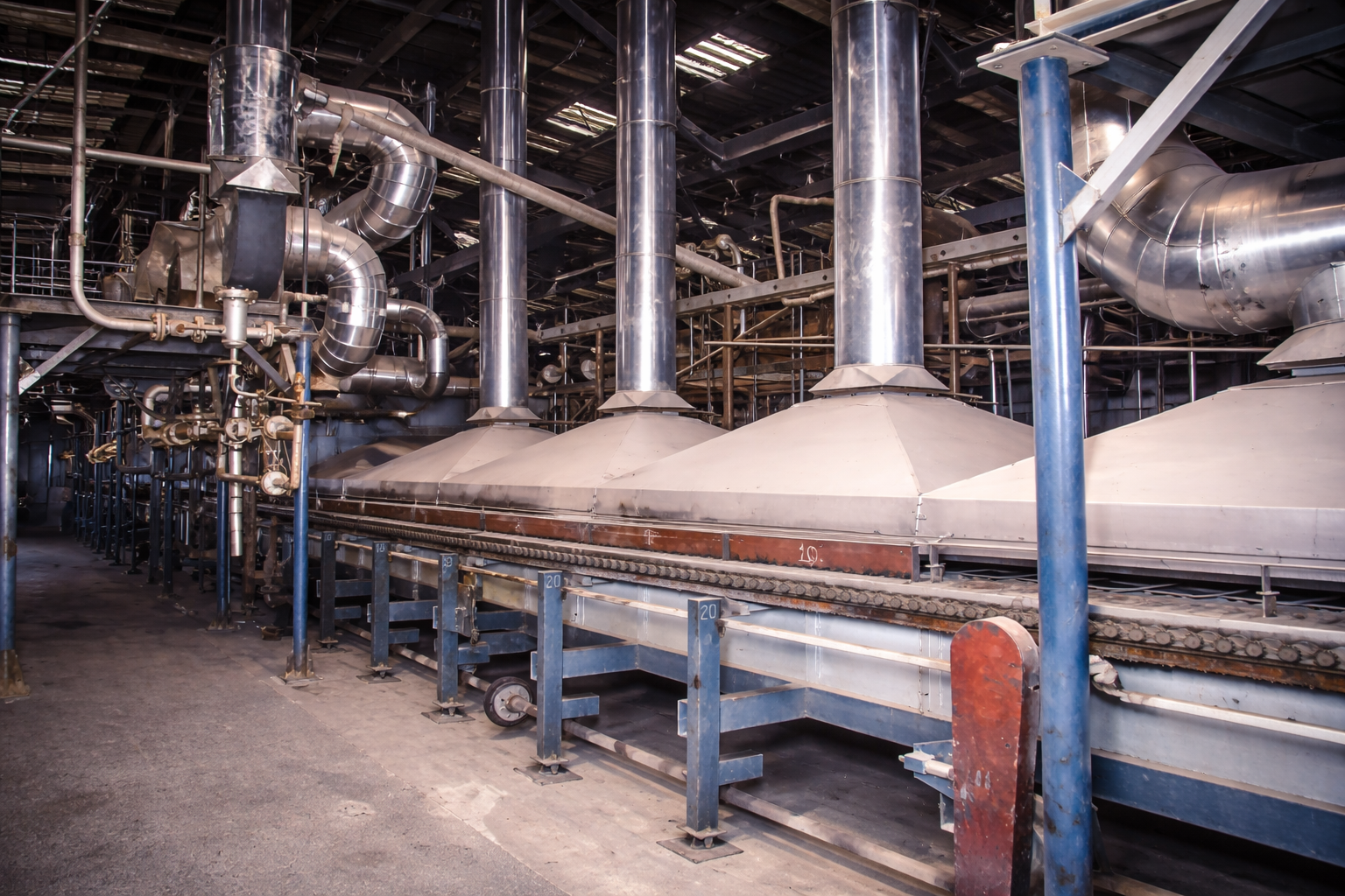 Instalações industriais e tanques metálicos