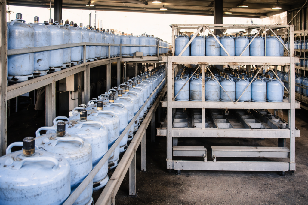 Área industrial com cilindros de gás