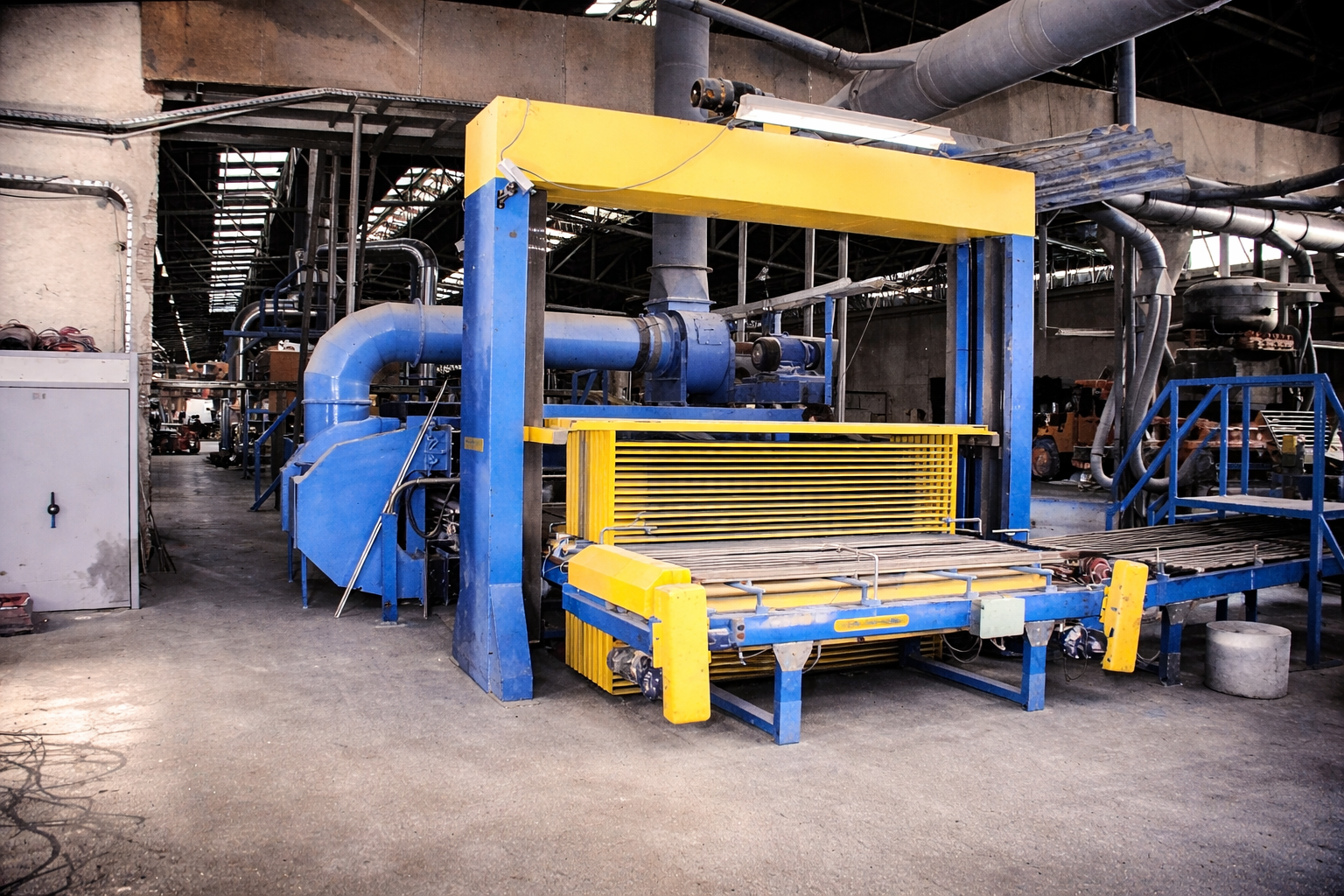 Máquina industrial amarela e azul