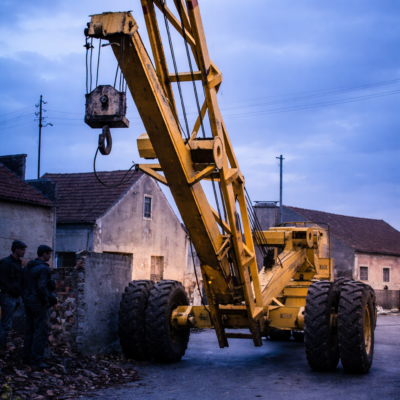 Grua amarela na rua da aldeia