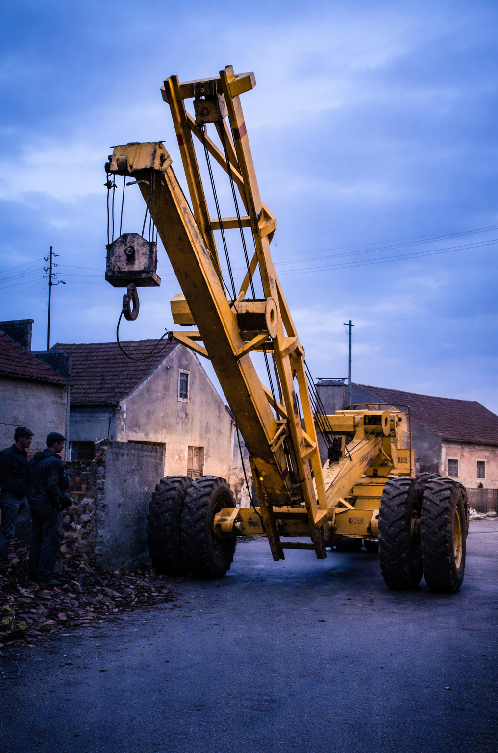 Grua amarela na rua da aldeia