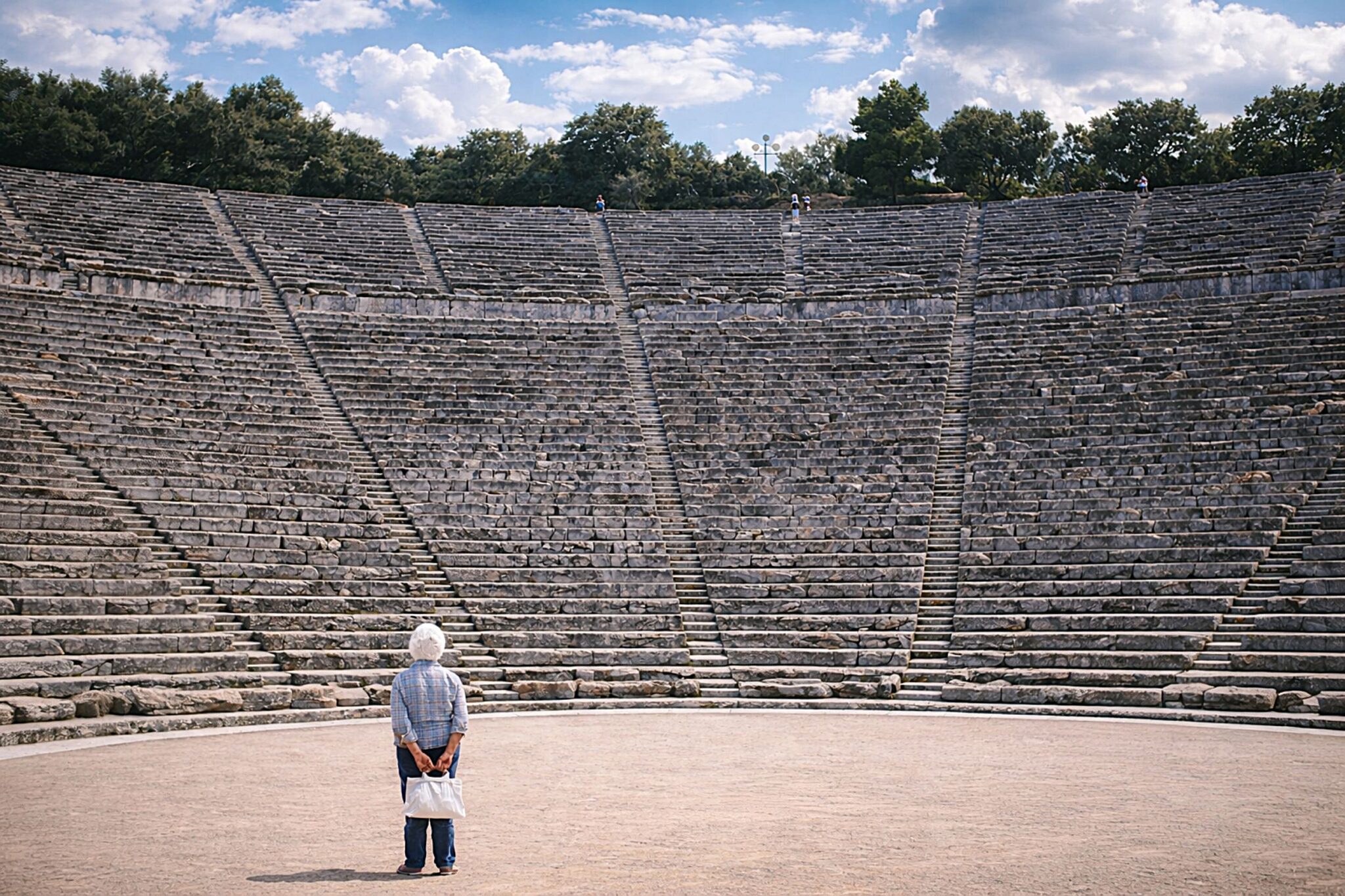 Mulher no antigo teatro de Epidaurus