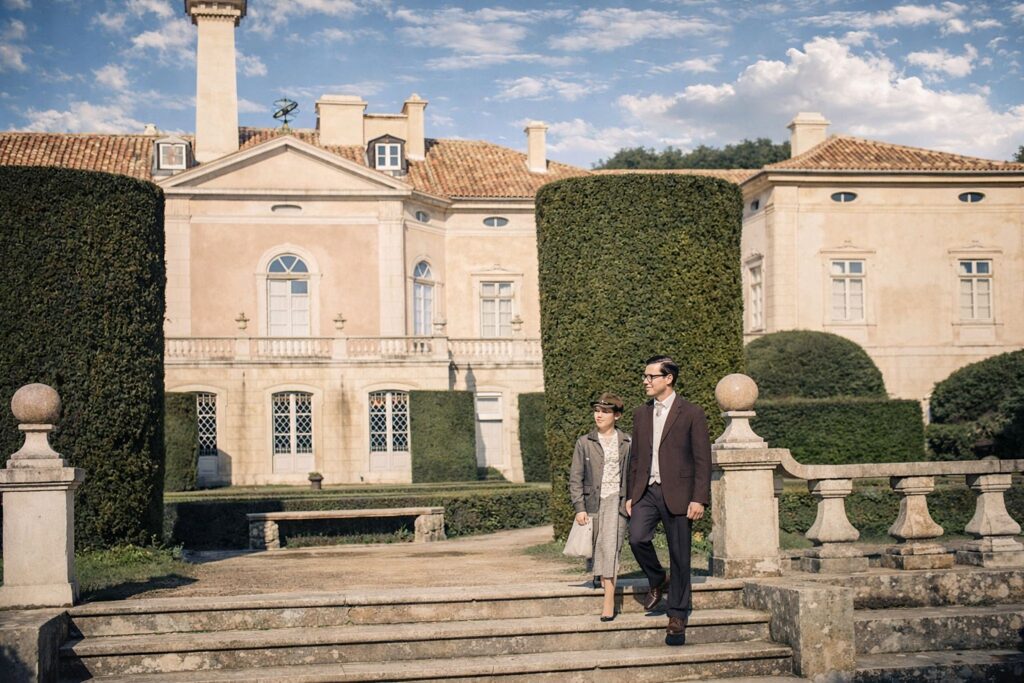 Casal no jardim de uma mansão elegante