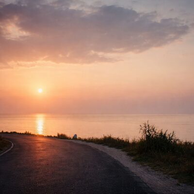 Pôr do sol na estrada costeira