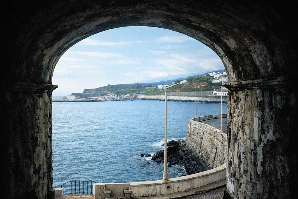 Arco de pedra com vista para o porto